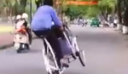 Video: Thanh niên đạp xích lô bằng hai bánh gây bức xúc